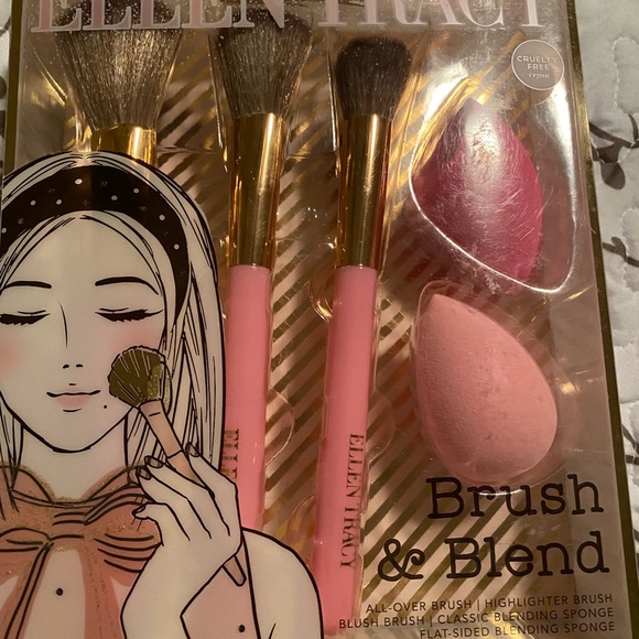 ELLEN TRACY AIRBRUSH SKIN WITH 2 SPONGES AND 3 BRUSHES. - Picture 3 of 4